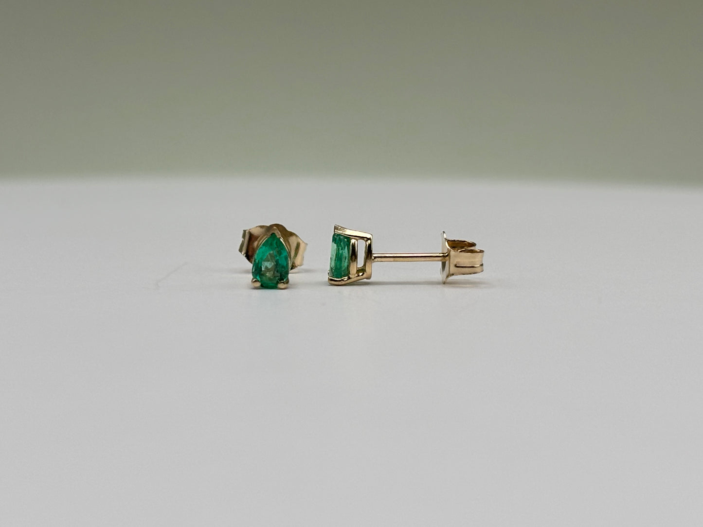 14k Yellow Gold Pear-Cut Colombian Emerald Stud Earrings - 0.38 cttw