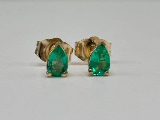 14k Yellow Gold Pear-Cut Colombian Emerald Stud Earrings - 0.38 cttw