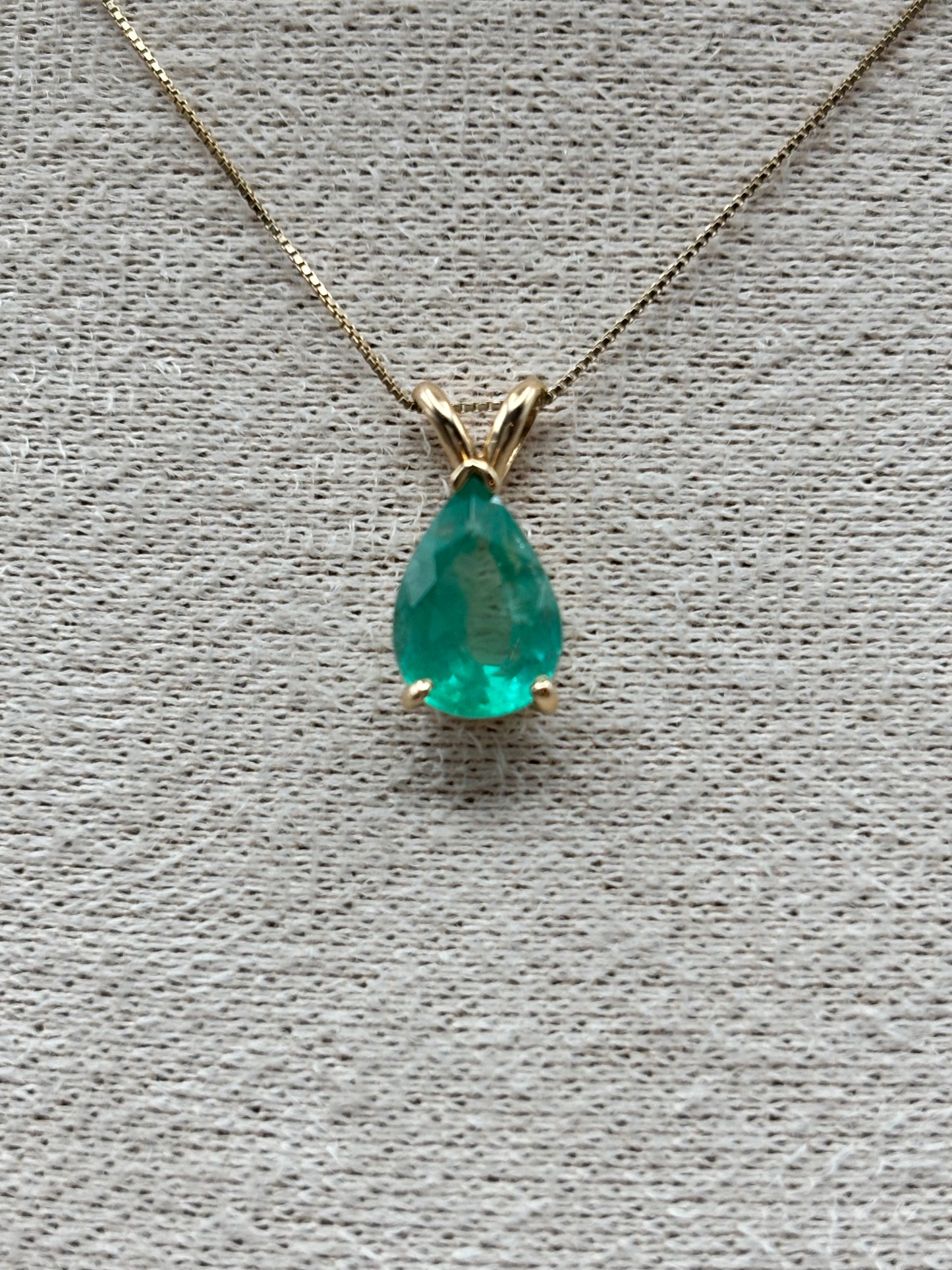 14k Yellow Gold Pear-Cut Colombian Emerald Pendant with 18" Box Chain - 1.70 ct