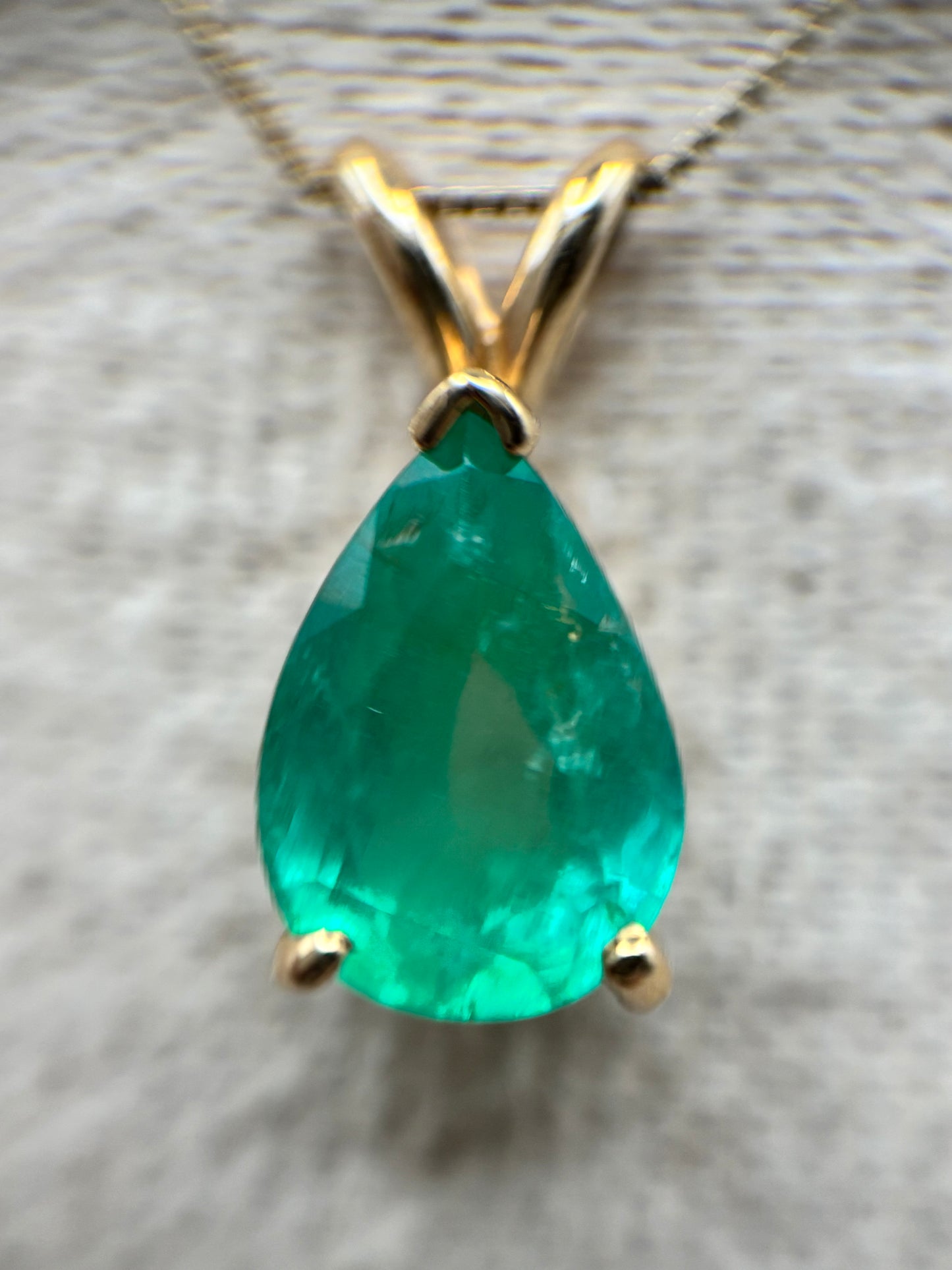14k Yellow Gold Pear-Cut Colombian Emerald Pendant with 18" Box Chain - 1.70 ct