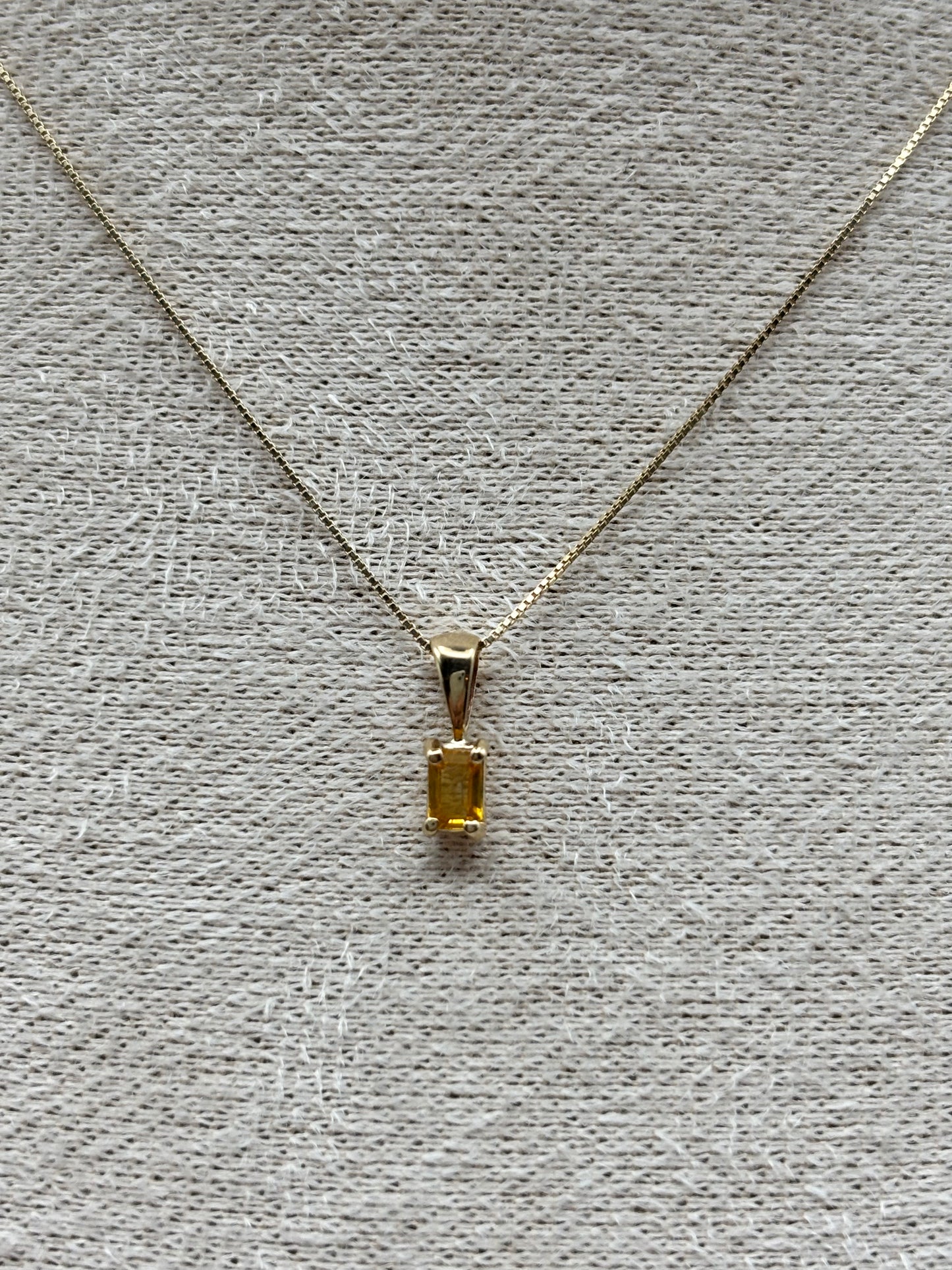 14k Yellow Gold Emerald-Cut Natural Yellow Ceylon Sapphire with 18" Box Chain - 0.20 ct