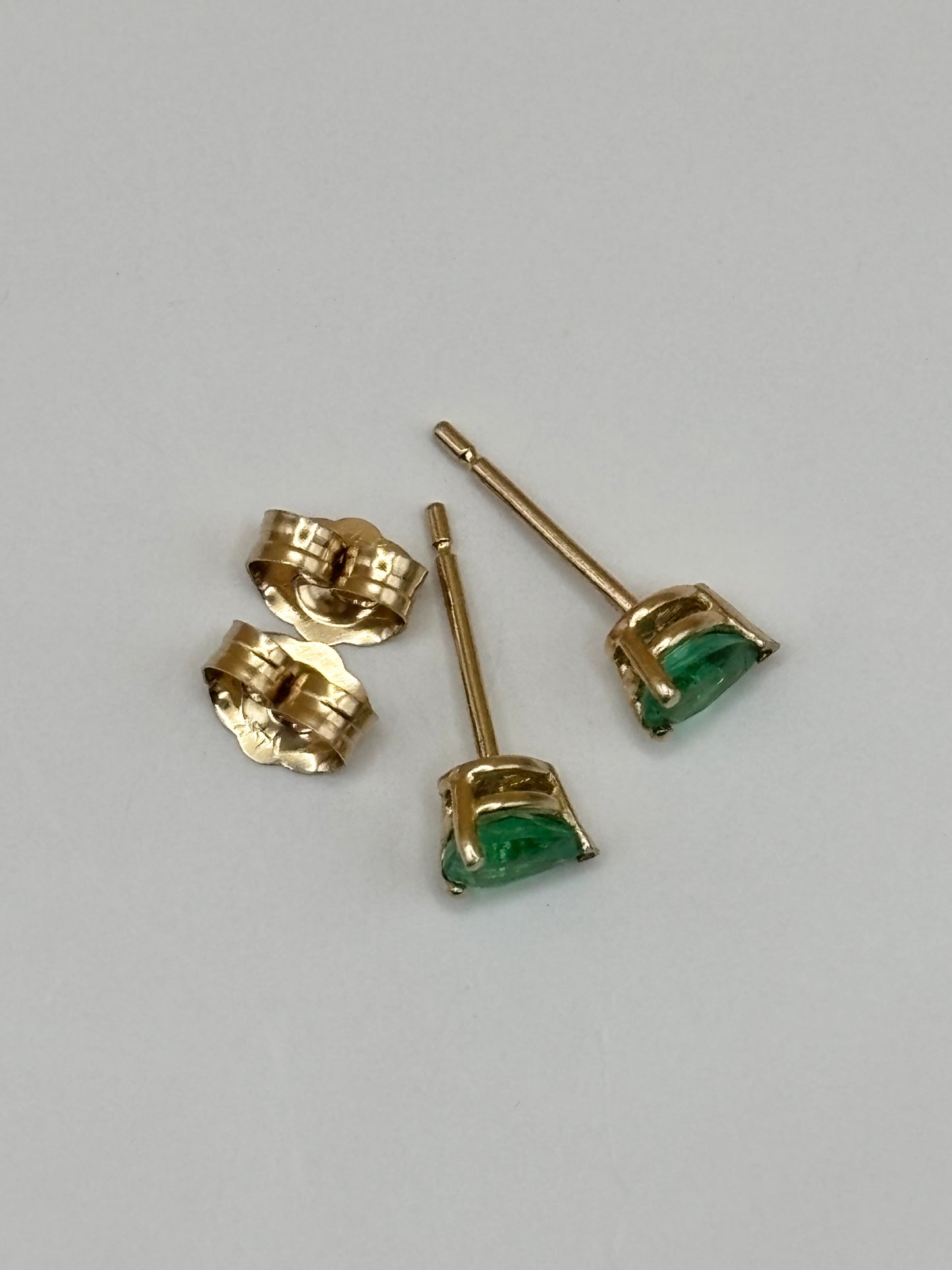 14k Yellow Gold Pear-Cut Colombian Emerald Stud Earrings - 0.38 cttw