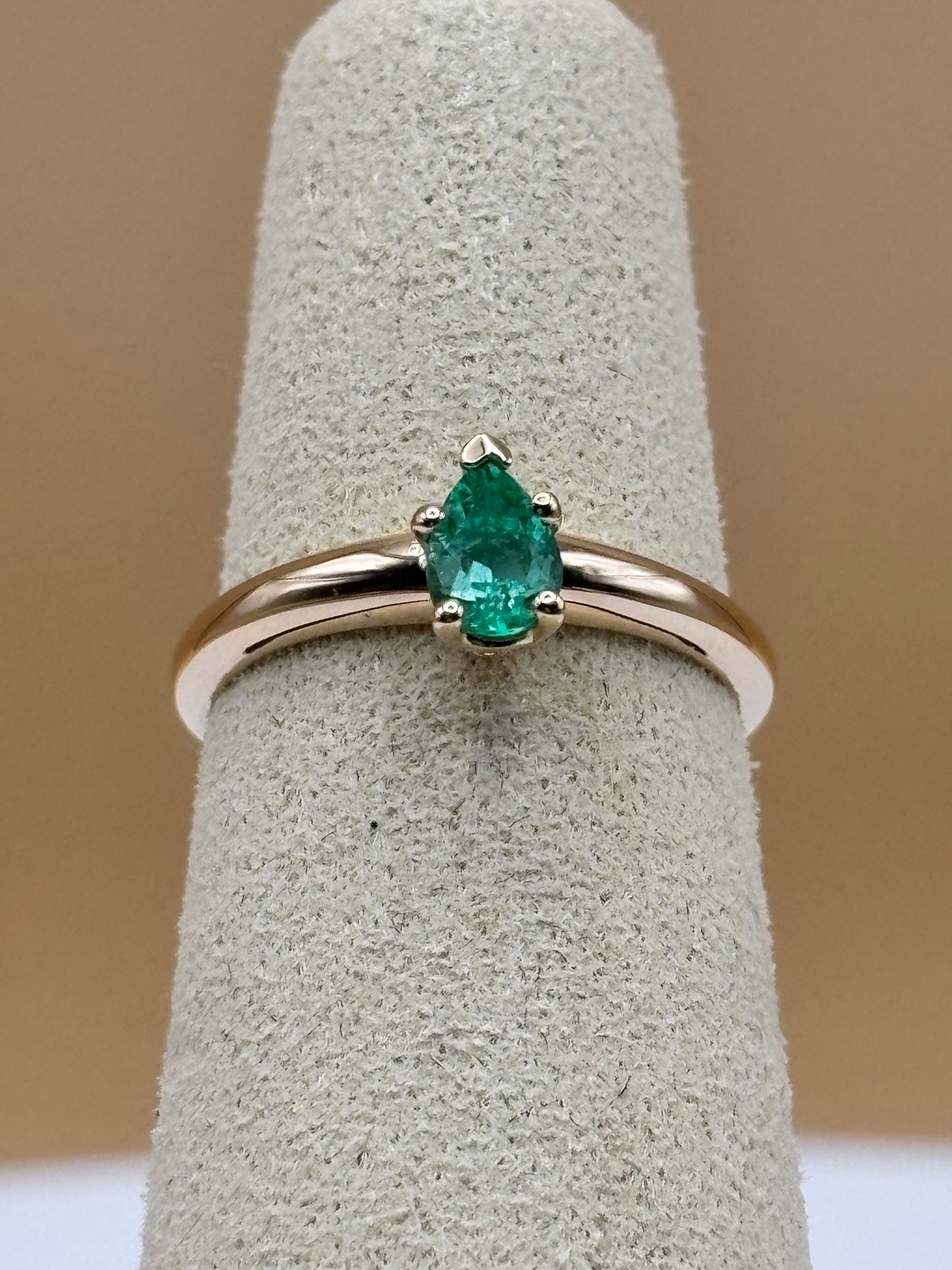 14k Yellow Gold Pear-Cut Colombian Emerald Solitaire Ring - 0.32 cttw