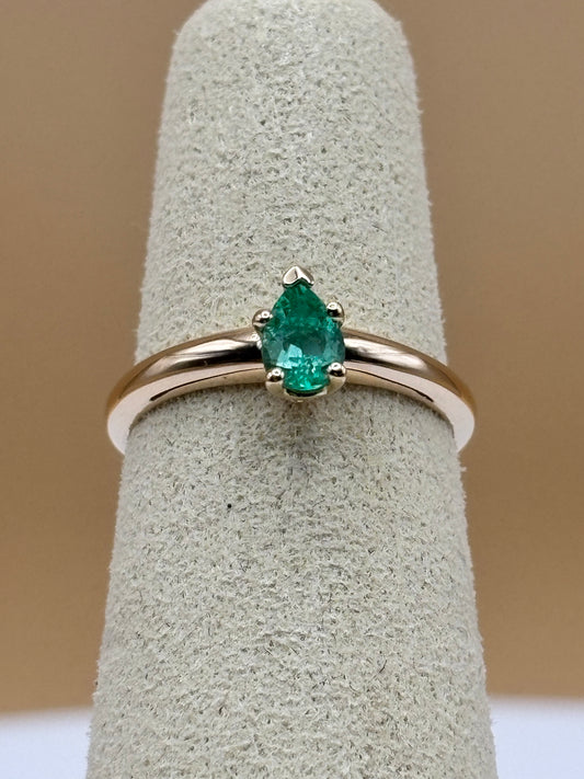 14k Yellow Gold Pear-Cut Colombian Emerald Solitaire Ring - 0.32 cttw